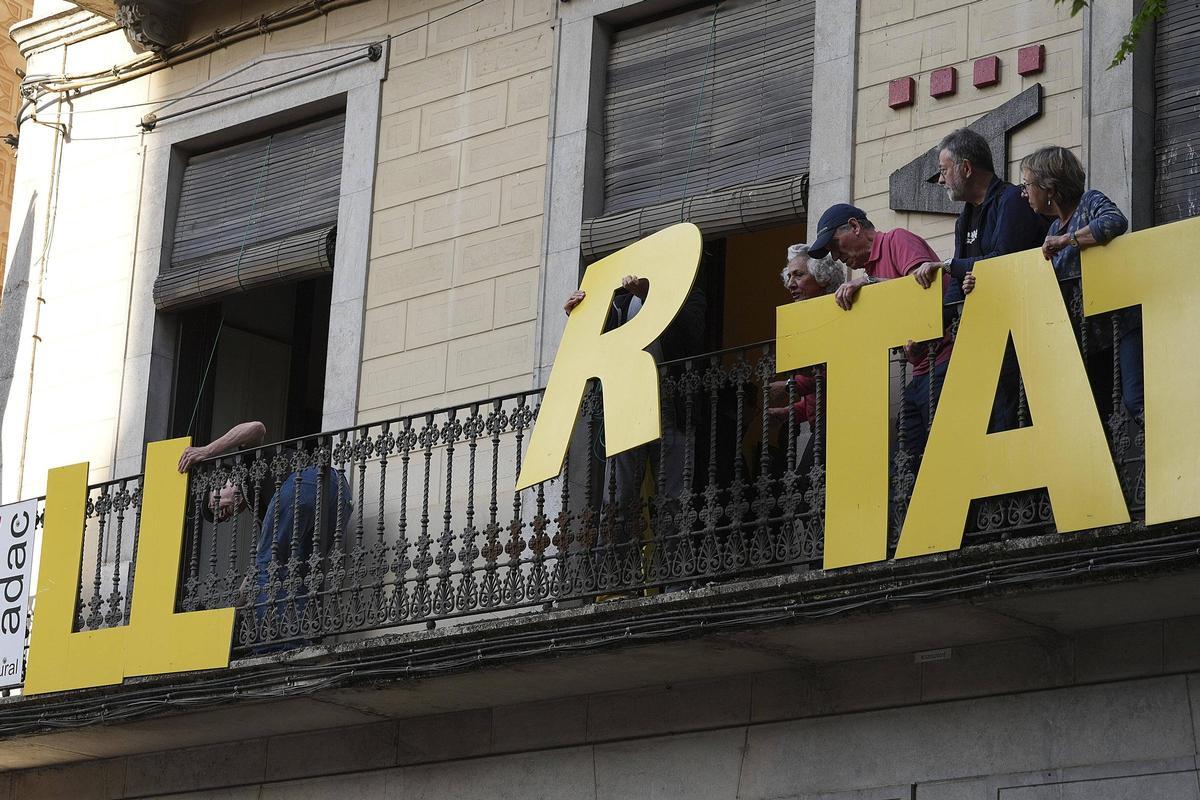 L'ADAC canvia de seu i fa moure les lletres de la paraula Llibertat pel Barri Vell de Girona