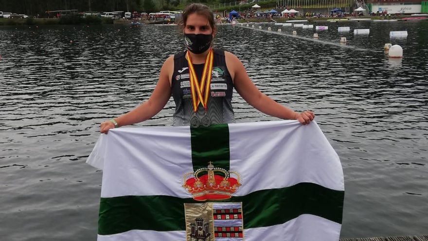 Elena Ayuso, con sus dos medallas de plata.