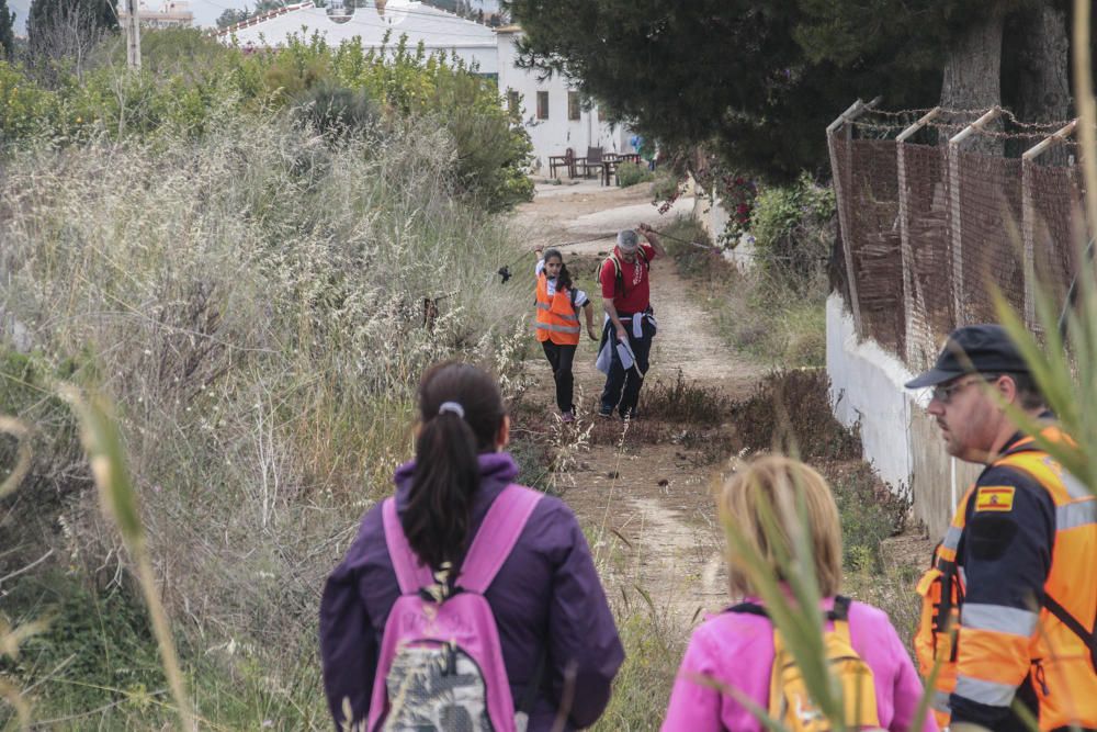 Voluntarios de Protección Civil ayer en el operativo de búsqueda en Los Montesinos