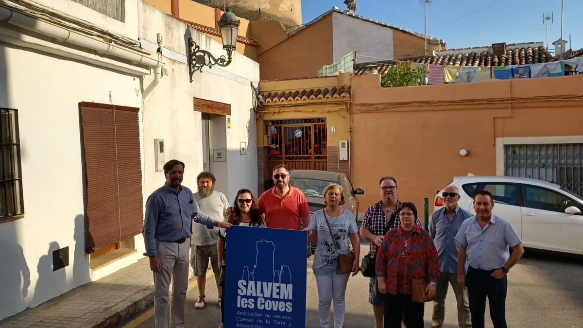 Representantes de las diferentes asociaciones de vecinos en la jornada &quot;Cachaps y Coves&quot;.