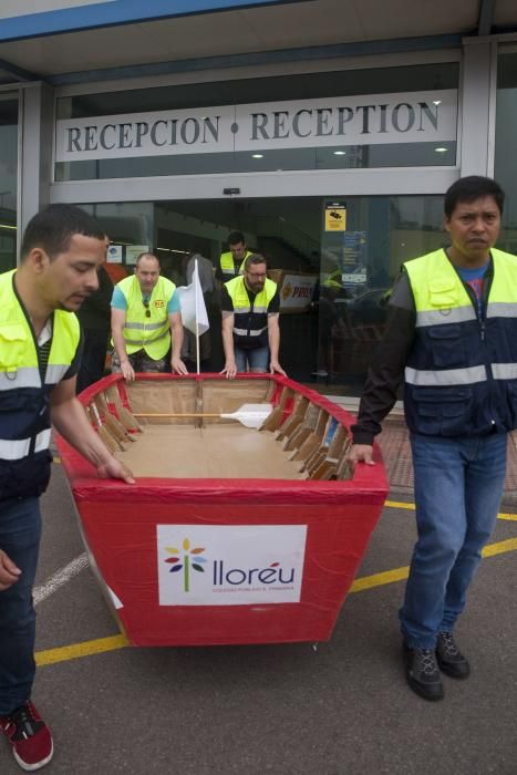 Botadura de chalanas de cartón en Marina Yates, en Gijón