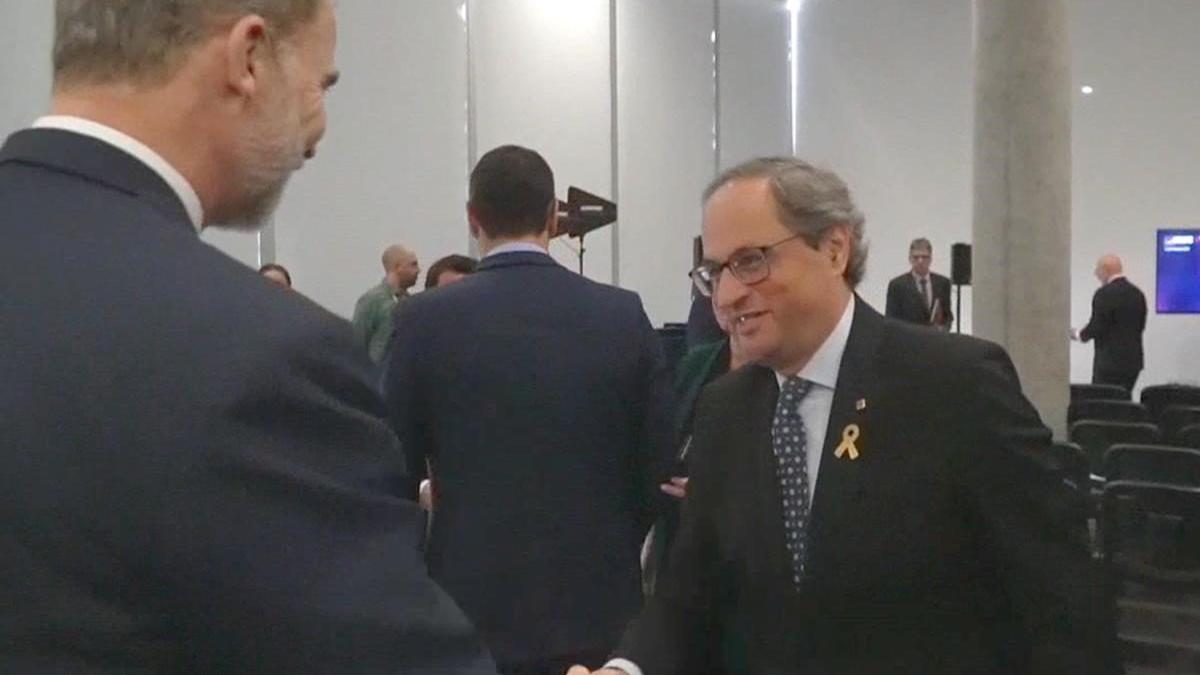 El Rey saluda a Quim Torra en la inauguración del Mobile World Congress, en Barcelona.