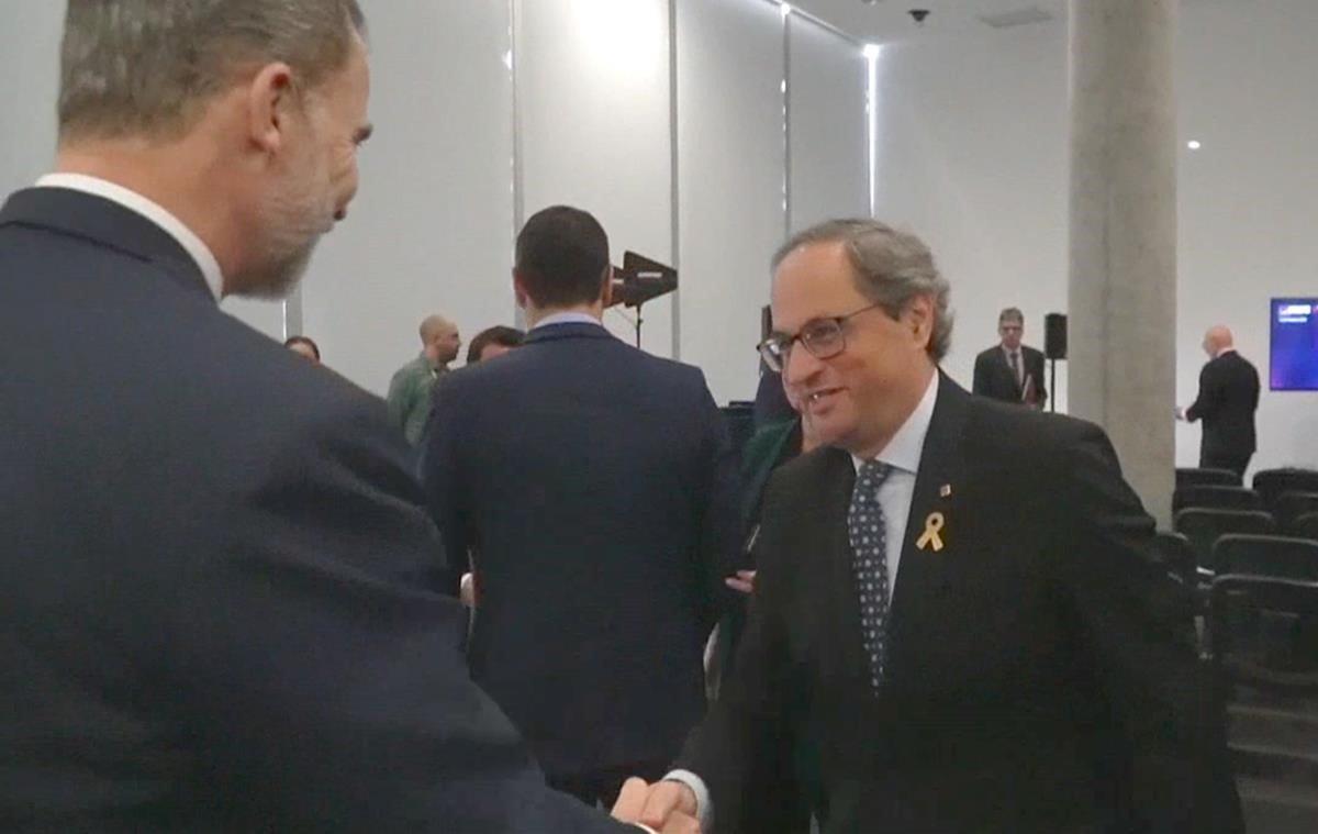 El Rey saluda a Quim Torra en la inauguración del Mobile World Congress, en Barcelona.