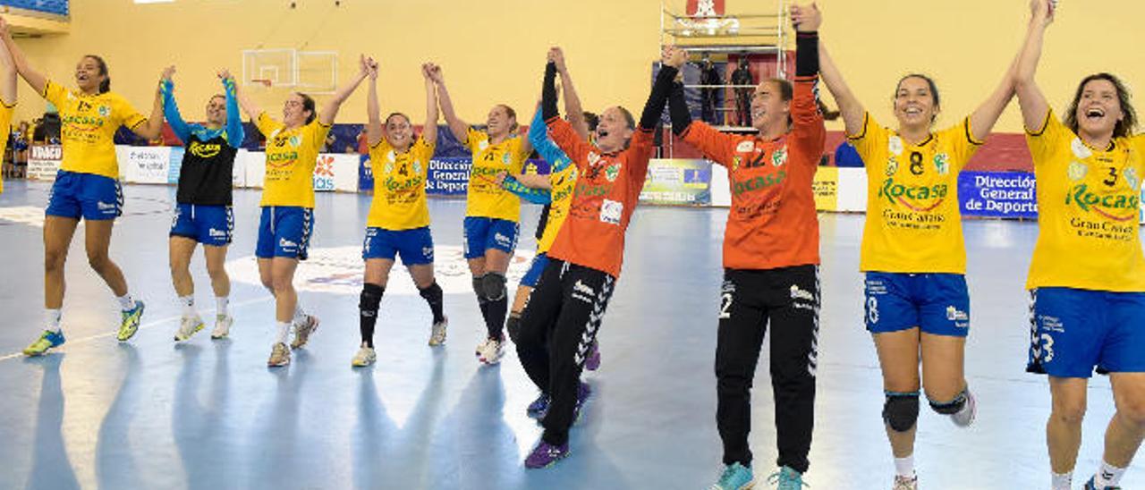 Las jugadoras del Rocasa celebran el pase a la final de la Challenge Cup el pasado 10 de abril en el Rita Hernández.