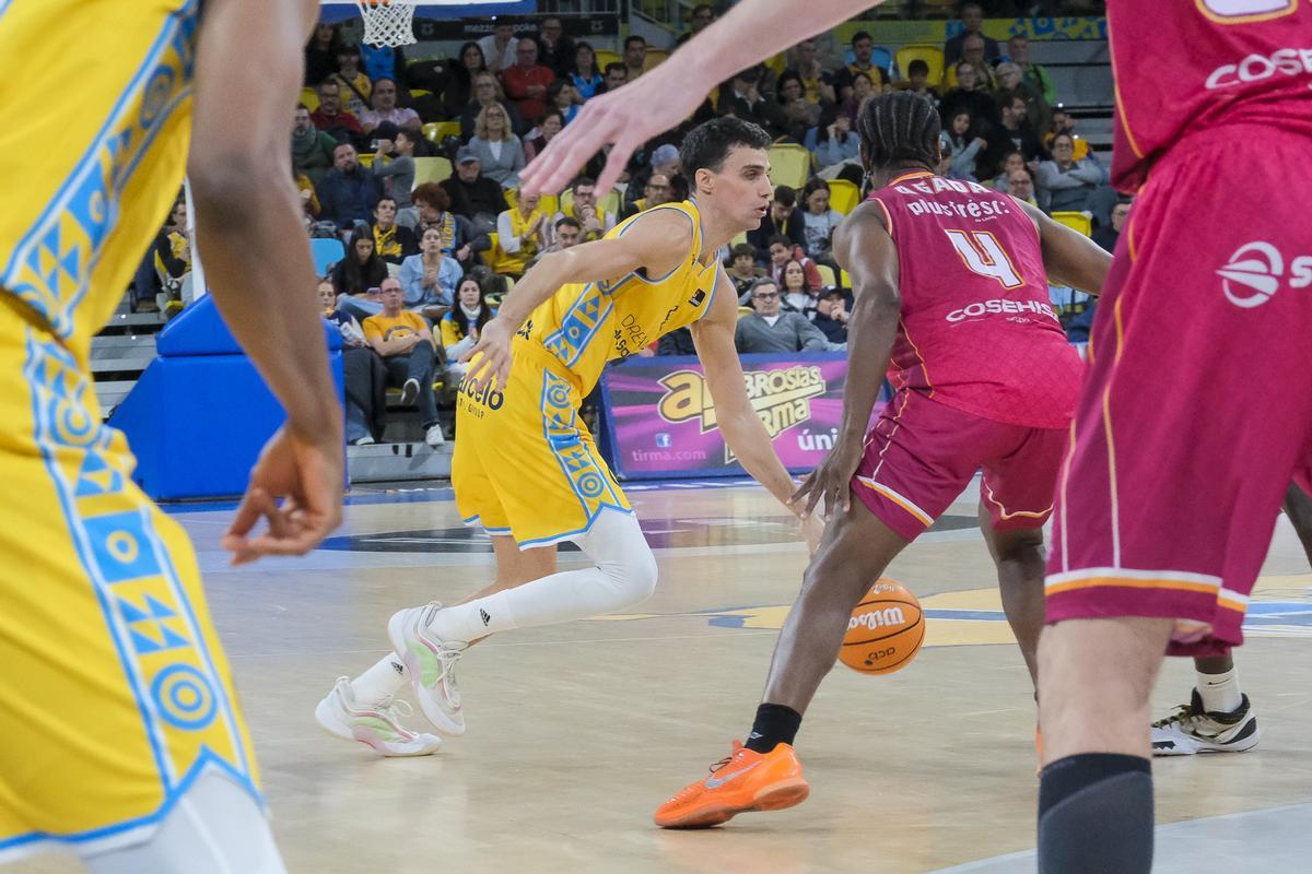 Carlos Alocén durante sus primeros minutos en pista tras un año lesionado.