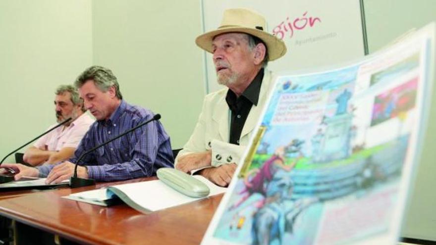 Faustino Rodríguez Arbesú, en primer término, durante la presentación del XXXV Salón internacional del cómic, con Carlos Rubiera Tuya a su derecha. | ángel gonzález