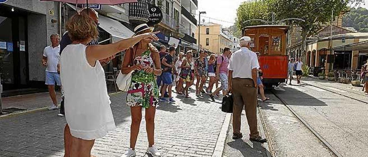 Visitantes de Sóller con su sombrilla.