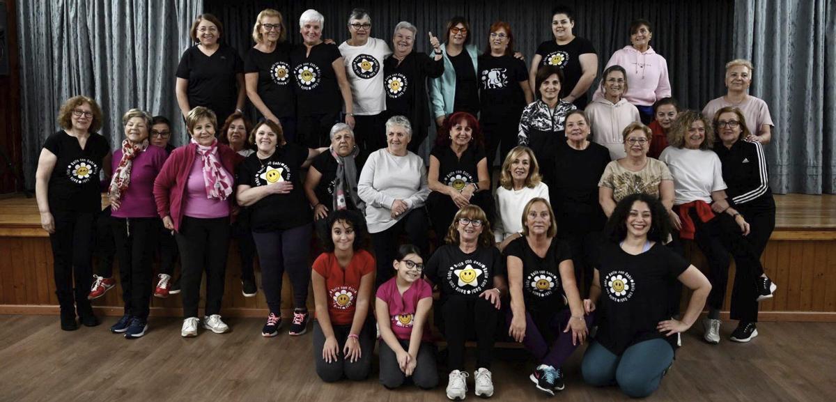 Grabrielle Galle con el grupo de baile de la casa cultural de Mourente. | Rafa Vázquez