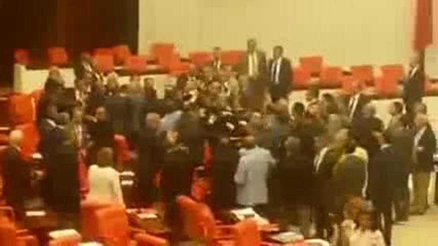 Pelea entre diputados en el Parlamento turco