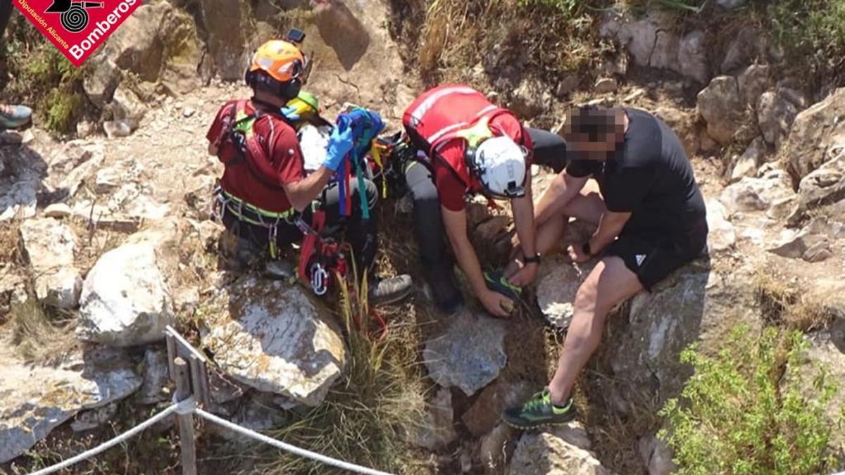 El rescate en el Penyal: los rescatadores inmovilizan el tobillo al senderista