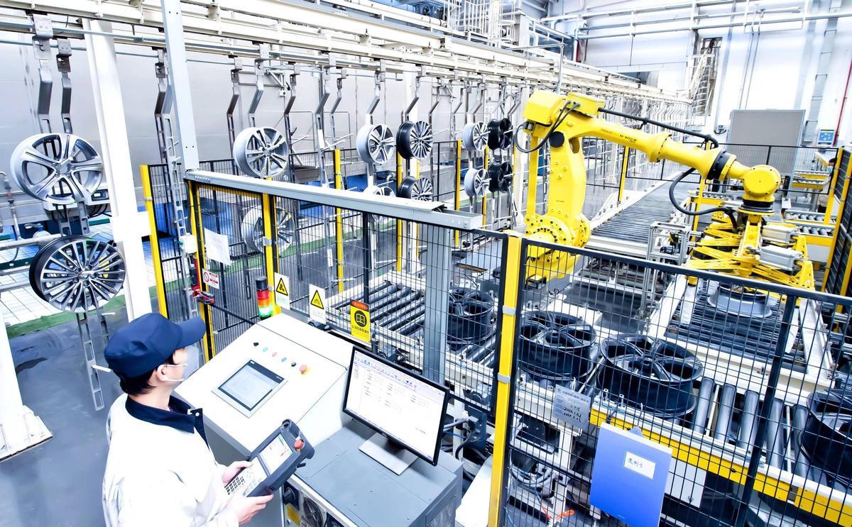 Interior de una factoría en las que Citic Dicastal fabrica llantas de aluminio.