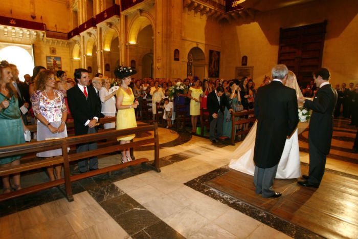 Invitados y curiosos en la boda en Santa María