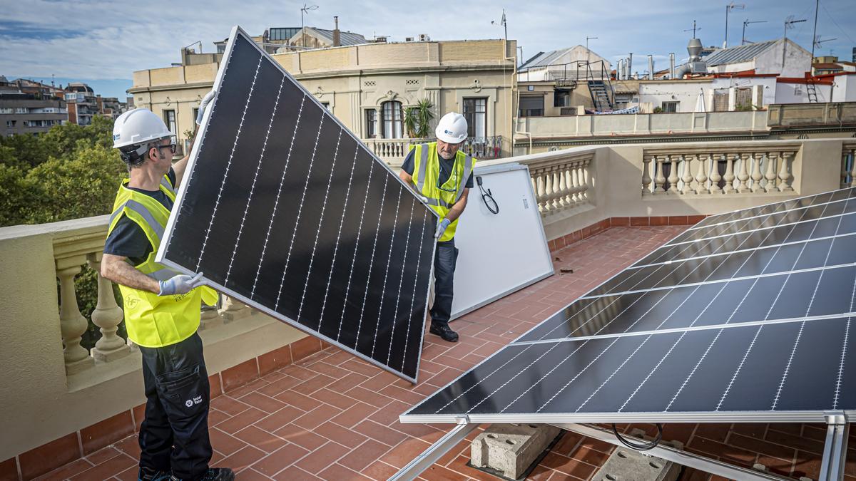 Colocación de las placas solares en la primera manzana eficiente del Eixample. edificio: Gran Via 469