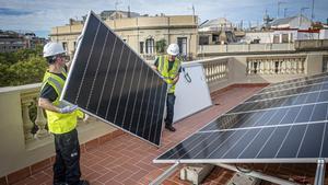 Colocación de placas solares en un edificio del Eixample de Barcelona, la primera manzana eficiente de la zona.