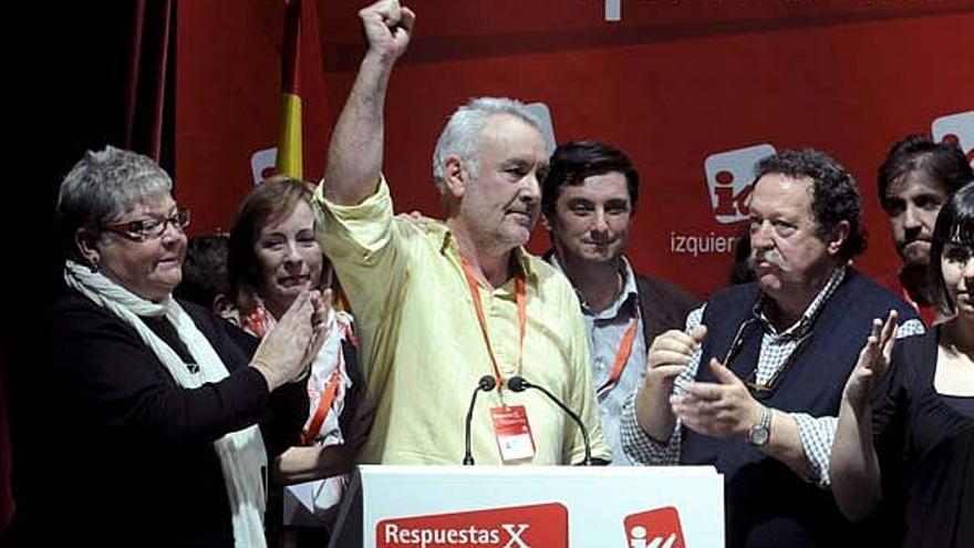 El candidato del PCE, Cayo Lara, alza el brazo durante la intervención que clausuró la Asamblea General de IU.