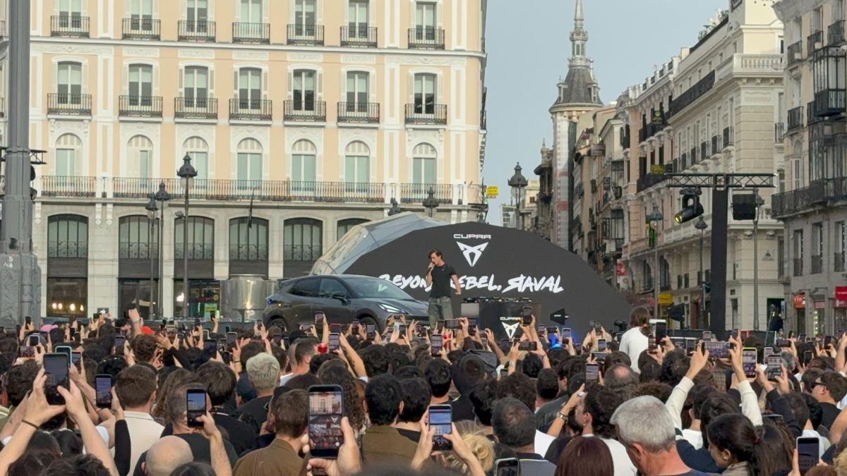 Guitarricadelafuente, yeni Cupra Raval kutlamalarında Madrid'i giydirdi