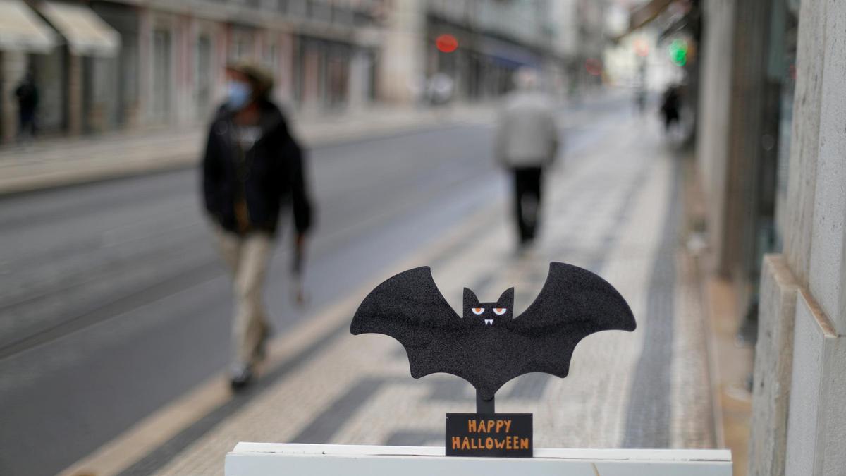 Un restaurante de Lisboa le desea un feliz Halloween a los transeúntes con un vampiro de cartón