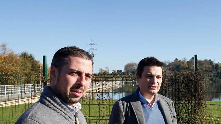 Miguel Amado y Pedro de Rueda, ayer, junto al embalse de Trasona.