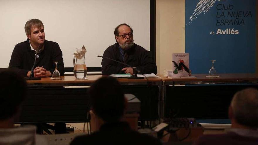 Carlos Menéndez Otero, a la izquierda, junto al presentador del acto y también escritor José Luis Caramés, ayer, en el palacio de Valdecarzana.