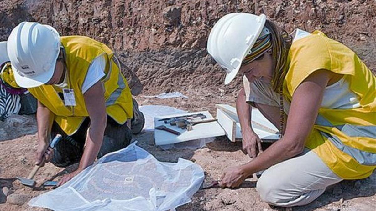 Preparativos para el traslado del mosaico de la villa romana.