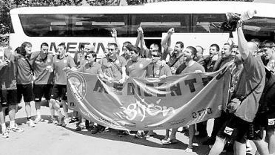 Los jugadores del Medicentro celebran el ascenso antes de volver a Gijón.