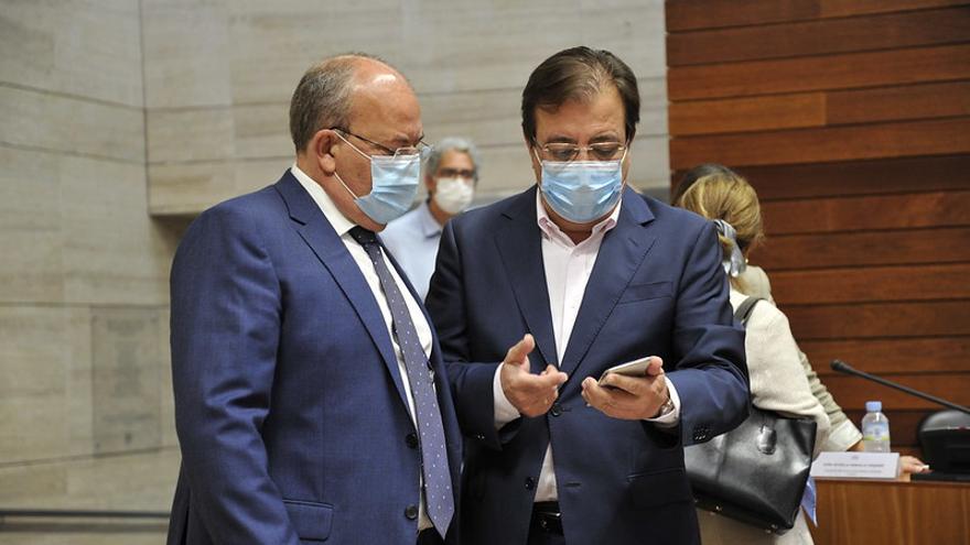 José Antonio Monago y Guillermo Fernández Vara charlan minutos antes del inicio del pleno de ayer.