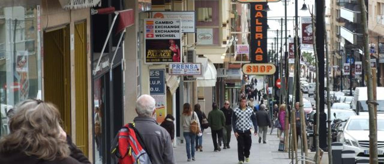 Una calle comercial de Calp.