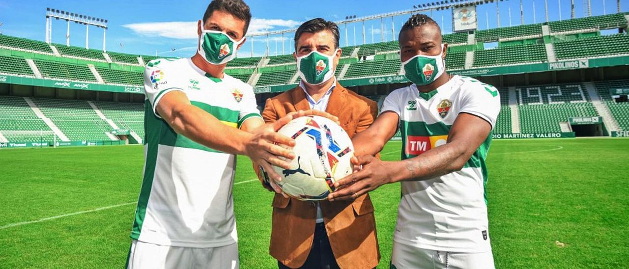 Guido Carrillo y Youssouf Koné, junto a Nico Rodríguez (en el centro), ayer en el estadio Martínez Valero, en su presentación oficial como nuevos jugadores del Elche.