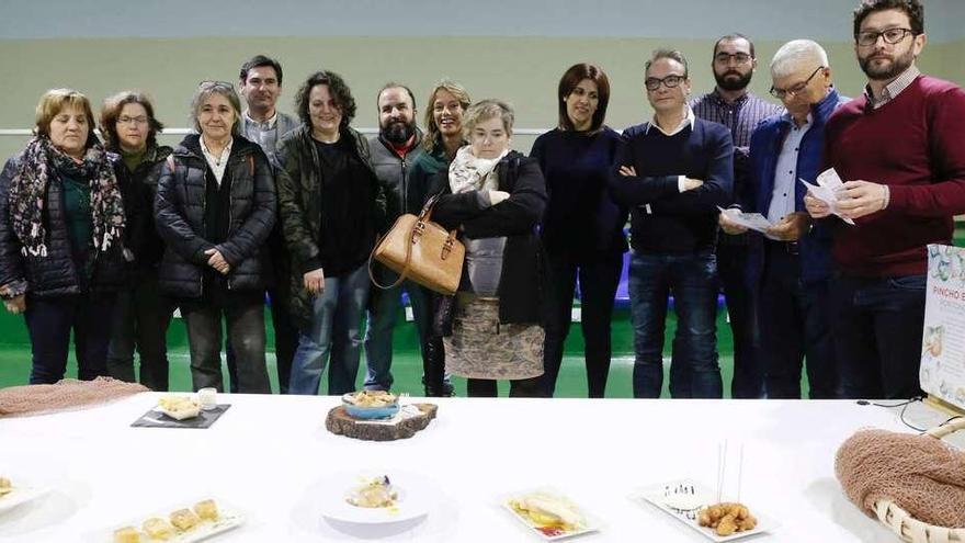 Hosteleros de la villa y miembros de la organización durante la presentación de la Festa da Raia, celebrada en la lonja de Portonovo. // G.S.