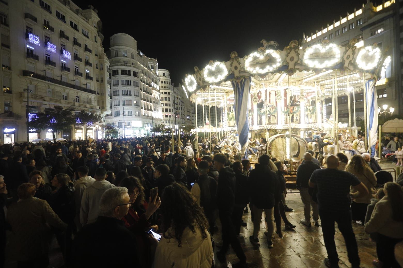 El turismo y las compras navideñas llenan las calles de València