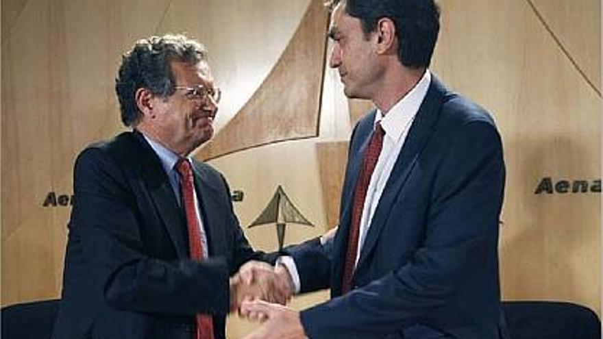 El president d&#039;Aena, Juan Lema (esquerra), i el del sindicat majoritari entre els controladors, Camilo Cela.