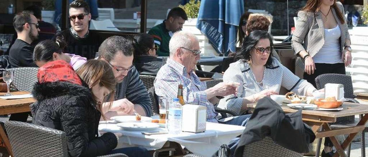 Vecinos de Poio, en la terraza de un establecimiento del municipio. // Rafa Vázquez