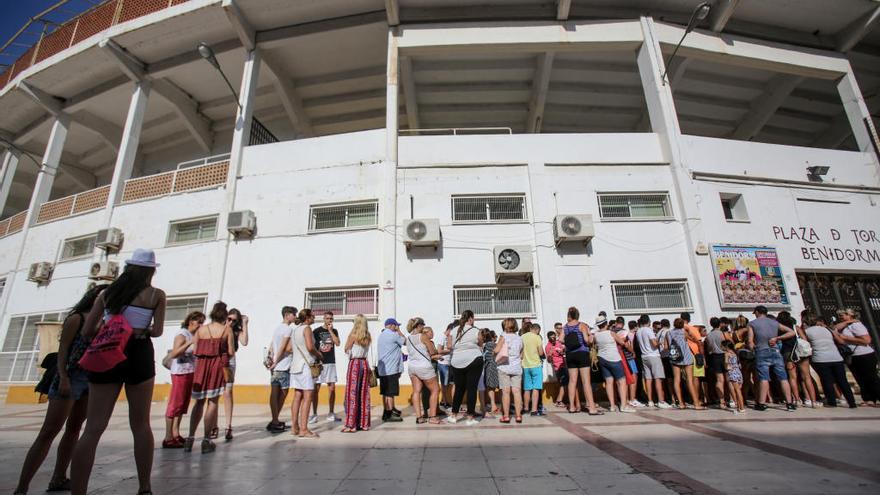 Colas de los vecinos para conseguir su entrada gratis al Low Festival