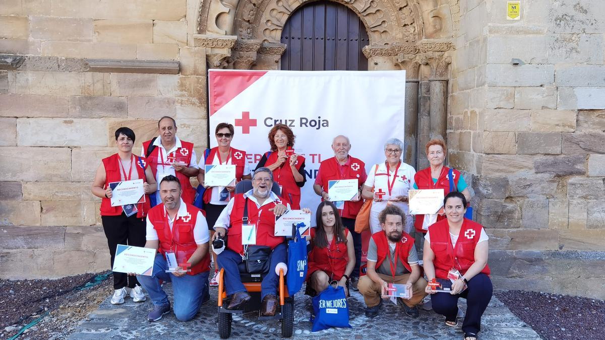 Todos los voluntarios reconocidos a nivel individual y colectivo en una foto de grupo en el patio de la iglesia de San Juan del Mercado.