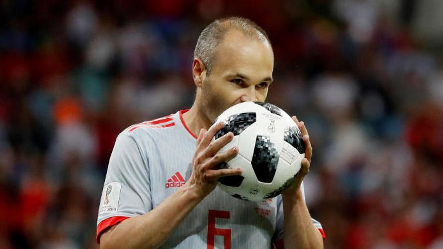 Andrés Iniesta, abans de llançar un penal en el seu últim partit amb la selecció estatal, al mundial de Rússia, el 2018