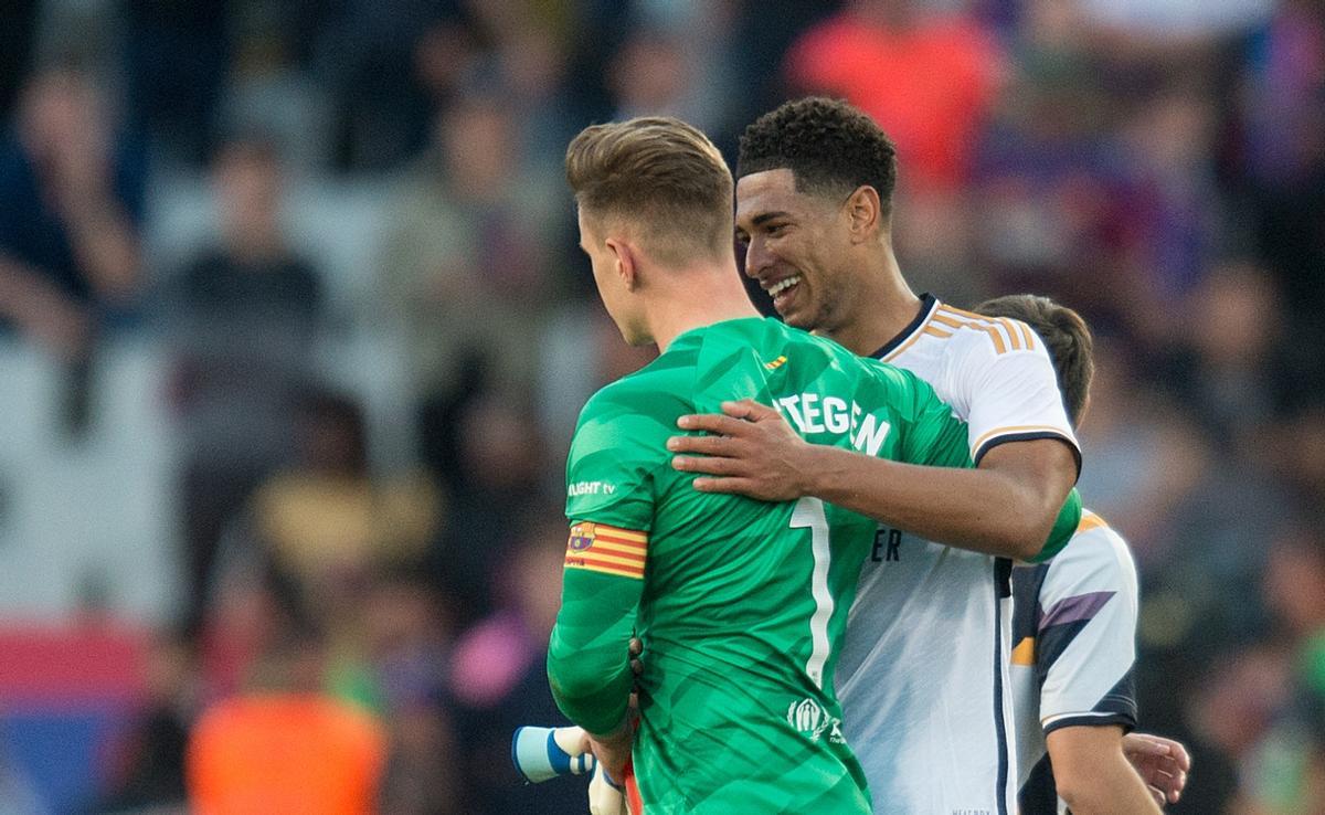 Bellingham se abraza con Ter Stegen tras el final del clásico en Montjuïc.