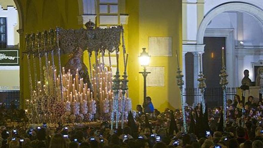 La hermandad de la Macarena inicia su estación de penitencia en la &#039;Madrugá&#039; de la Semana Santa sevillana.