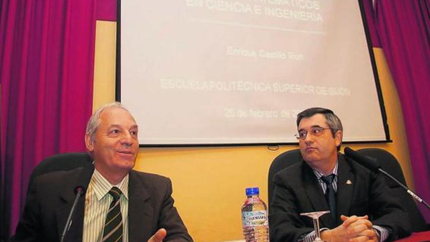 Enrique Castillo Ron -izquierda- junto a Hilario López, ayer, en el Aula Magna de la Politécnica.