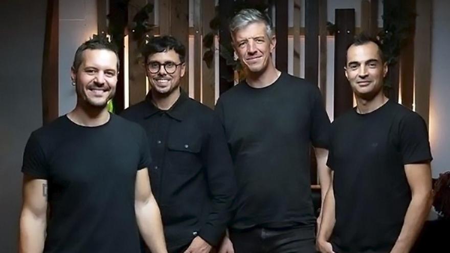 Rodri Martínez (percusión), Gael Pérez (gaita), José «Zé» Pumar (acordeón) e Luis Malvido (percusión).