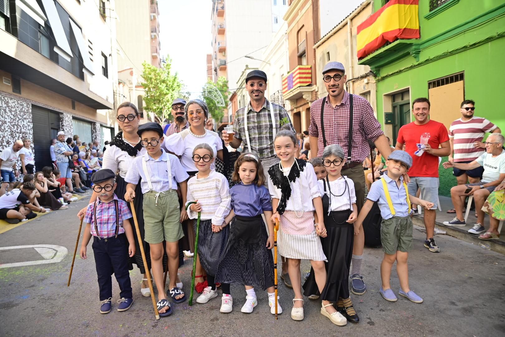 Multitudinario y divertido desfile por la entrada del toro