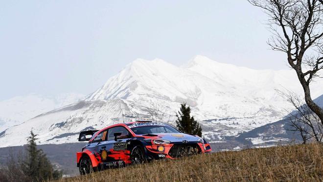 El piloto belga Thierry Neuville y su copiloto Nicolas Gilsoul pilotan su Hyundai i20 WRC en Gap, en el sureste de Francia, durante el rodaje de la 88ª carrera del Rallye de Monte-Carlo, la etapa inaugural del Campeonato del Mundo de Rallyes.