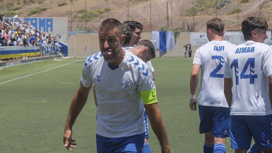 Iván Martín y David García festejan el ascenso del Tamaraceite a Segunda RFEF: «Esto es la hostia; es como una especie de revancha»