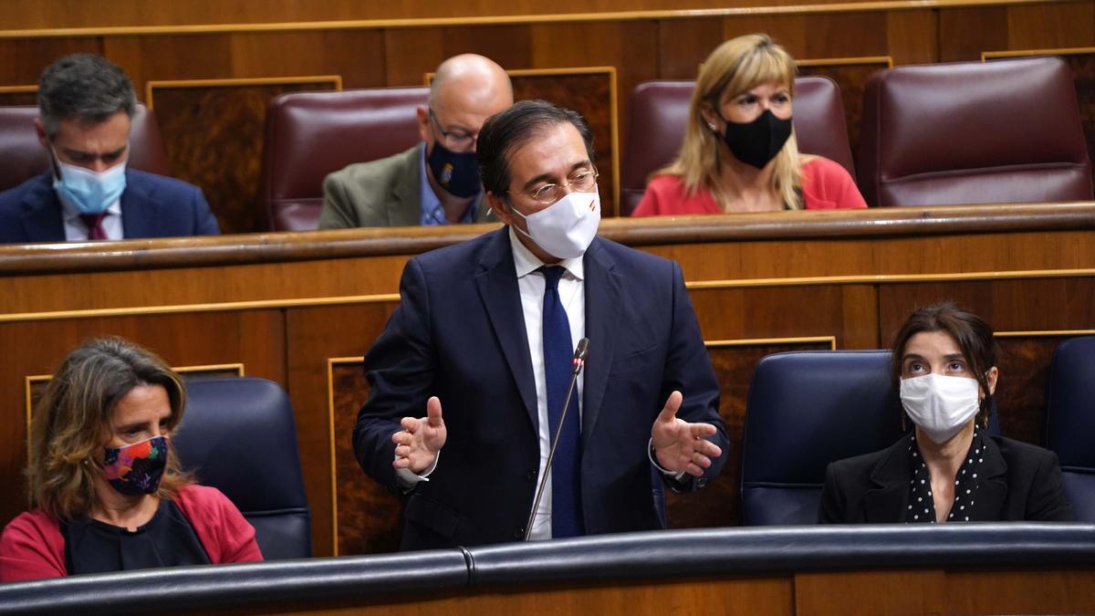 Albares, junto a Teresa Ribera, en una sesión en el Congreso.