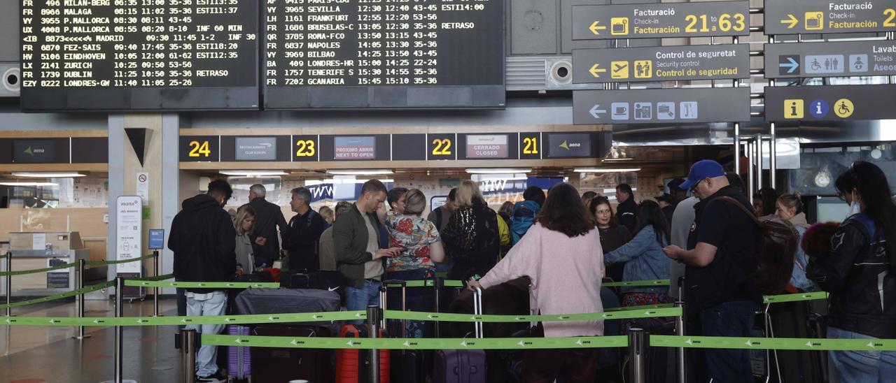 Colas en el aeropuerto de Valencia, en una imagen de archivo.