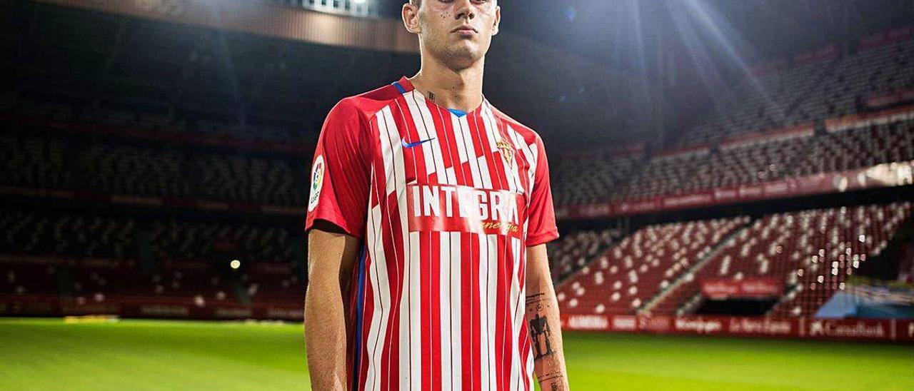 Pedro Díaz, imagen de la campaña de la nueva camiseta, con la indumentaria en el estadio de El Molinón.