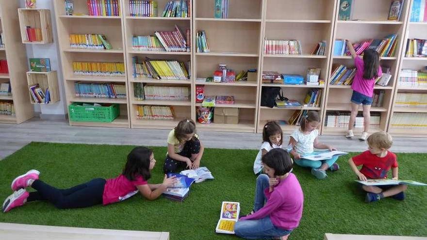 Alumnos en uno de los espacios de la biblioteca del colegio público de Noreña.