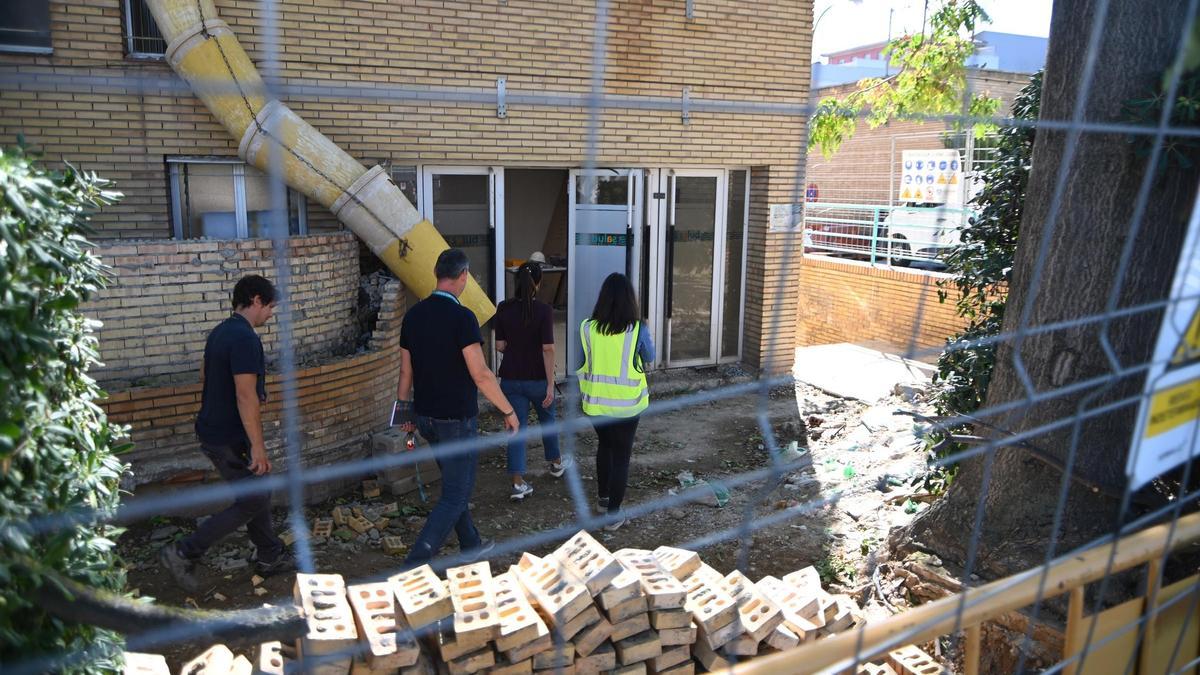 Varios técnicos acceden a la antigua cafetería del hospital Miguel Servet, en una imagen de archivo.