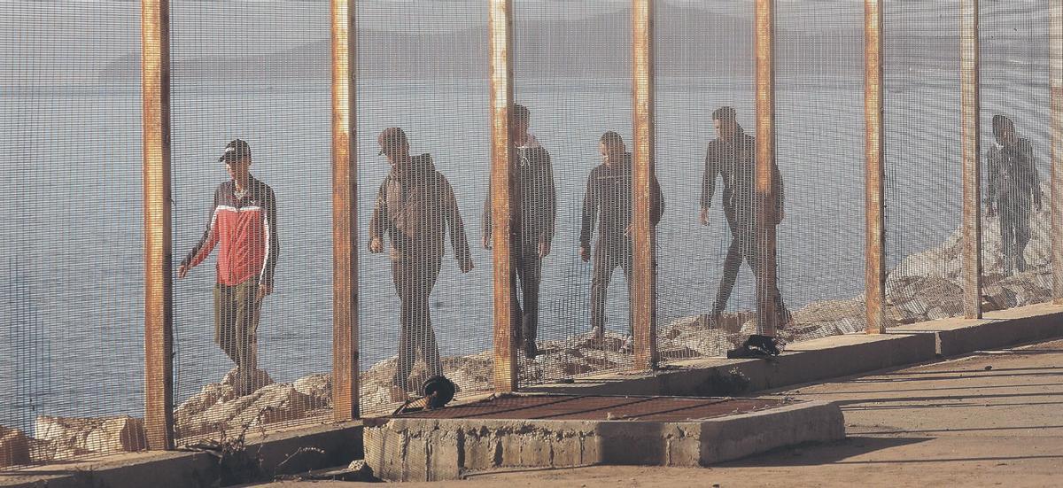 Un grupo de personas en la frontera de Ceuta
