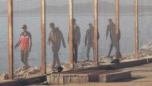 Un grupo de personas en la frontera de Ceuta