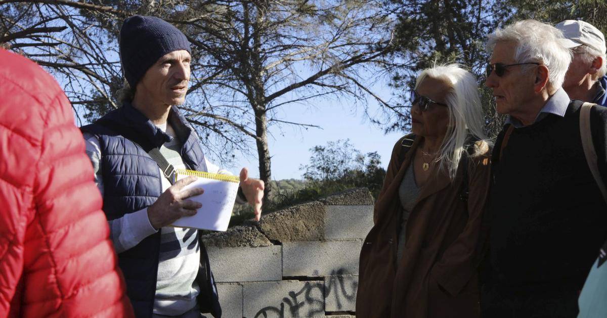 Frank Feldmeier erklärt den gebannten Zuhörern die Geschichte von Arenal.